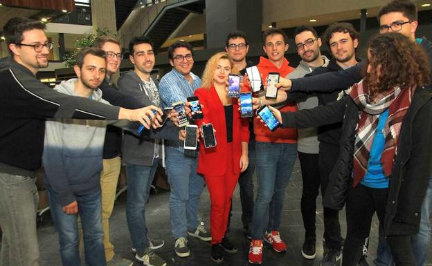 Los alumnos de la UVA diseñan aplicaciones para los mayores en el Hackerfest