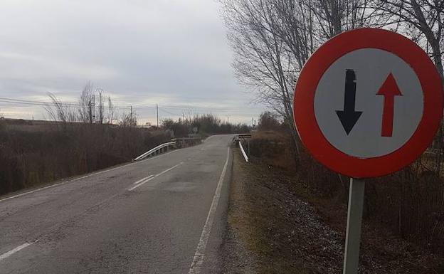 El ensanche del puente de la carretera vieja de Arévalo solucionará un punto negro