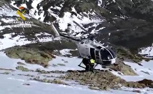 Rescatan en helicóptero a una esquiadora que se lesionó en el Pico Murcia de Palencia