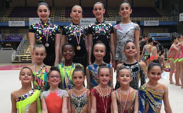 El Rítmica Salamanca gana seis medallas autonómicas y mete a catorce gimnastas en el Nacional