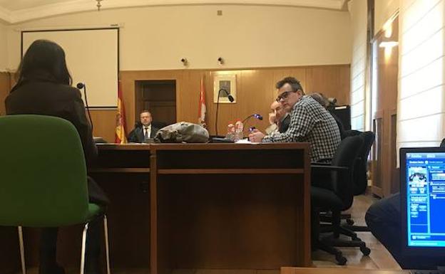 La exmujer de El Terre dice al jurado que el acuchillamiento mortal de su novio se cometió con la luz apagada
