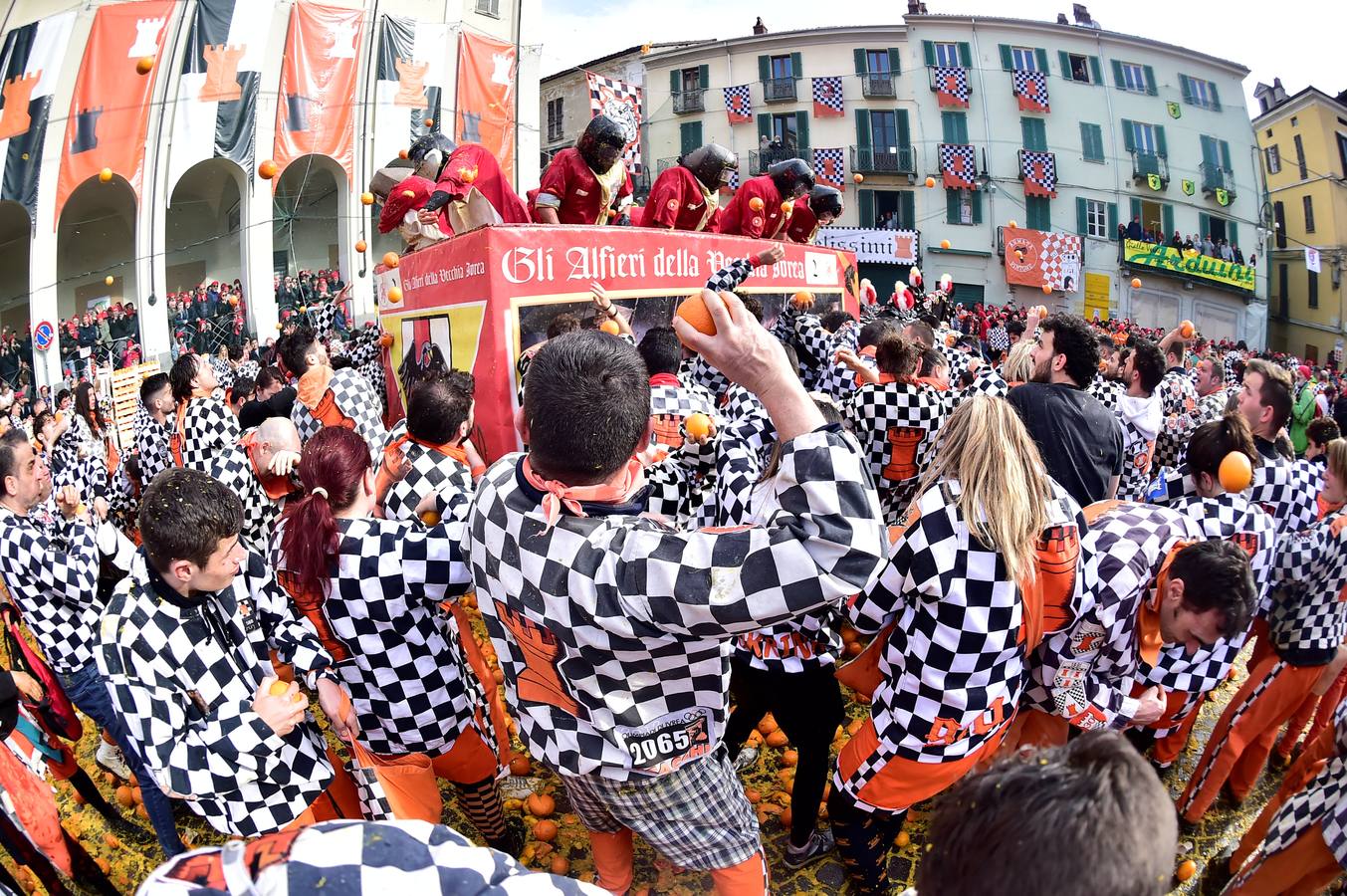 Batalla de naranjas en el carnaval de Ivrea