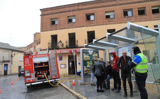 El fuego y el humo destruyen la cocina del bar Correos, en pleno casco histórico de Segovia