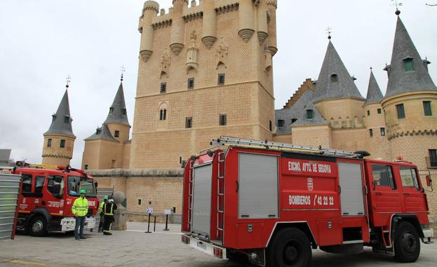 Los equipos de emergencias evacúan a cerca de 200 personas del Alcázar en 25 minutos