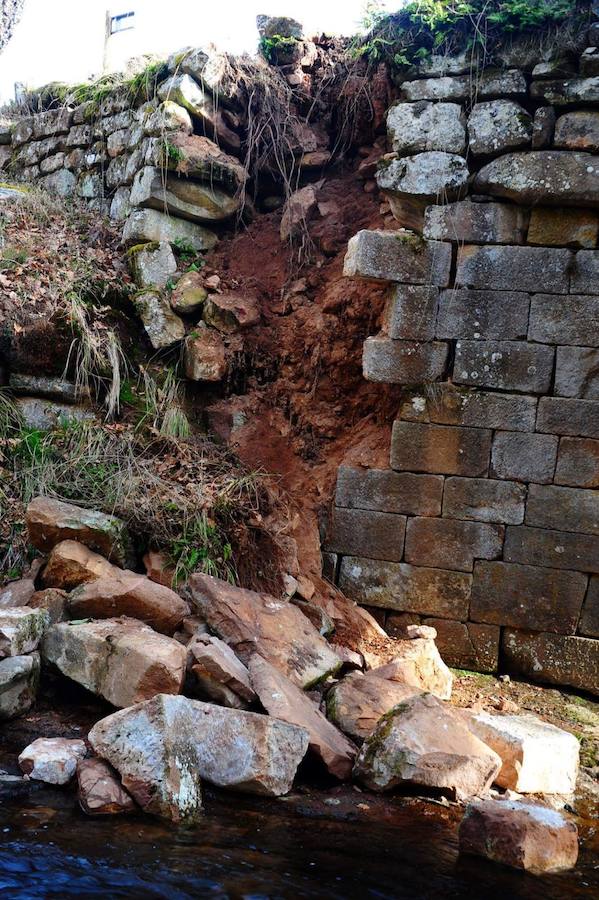 Deterioro del puente de Rojadillo en Brañosera