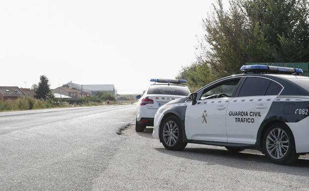 Atendido un varón en Aldea del Obispo al volcar un camión cargado de gasoil