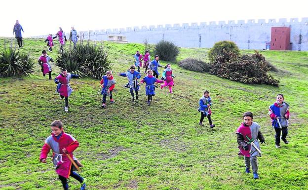 Los escolares asaltan el castillo