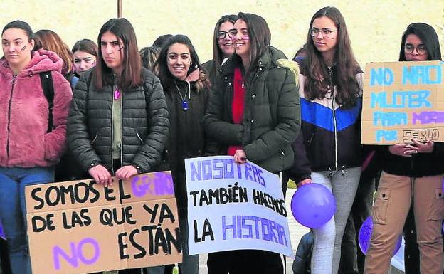 Cientos de personas claman en las calles de Cuéllar por la igualdad entre géneros