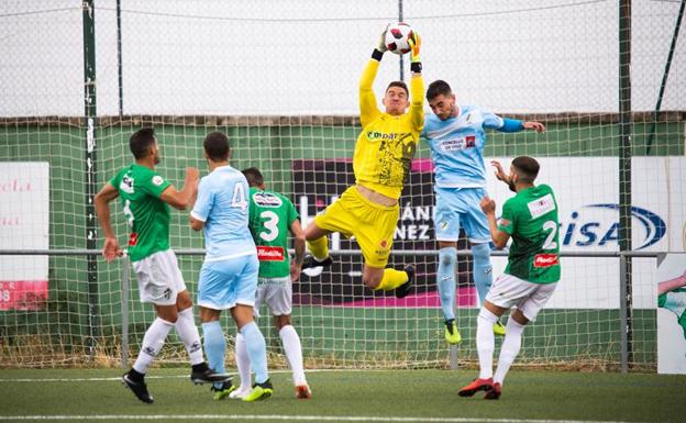 Duelo para engancharse a la lucha por el play-off entre el Coruxo FC y el CD Guijuelo
