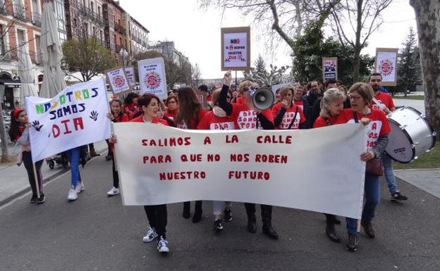 Trescientas trabajadoras de Valladolid protestan contra el ERE en los supermercados DIA