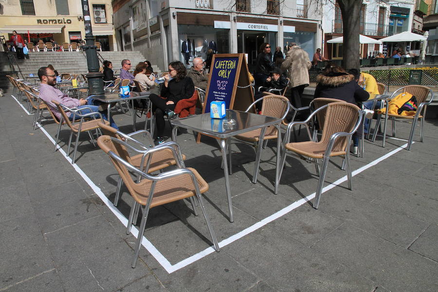 Las terrazas del casco histórico de Segovia se delimitarán con pintura gris para mitigar el impacto estético