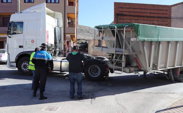 Un camión cargado de cereal pierde la caja y obliga a cortar durante horas la travesía de Cuéllar