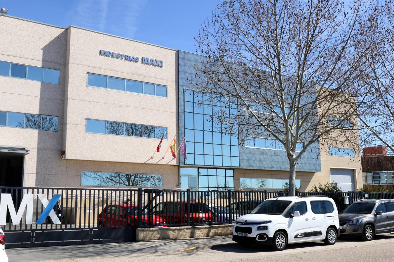 Óscar Puente visita Industrias Maxi por su 50 aniversario