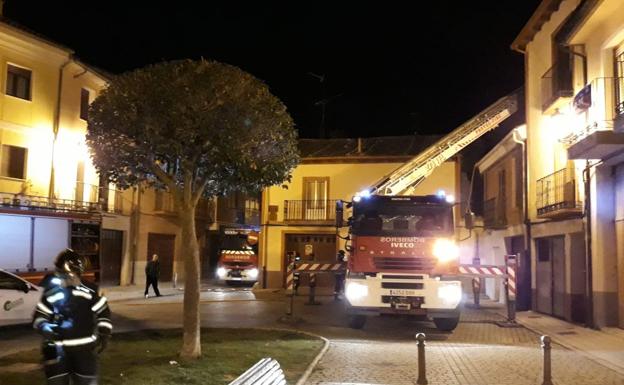 Los bomberos sofocan un incendio en dos casas del casco antiguo de Peñafiel