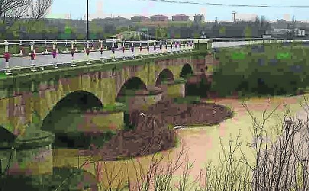 La Junta construirá dos pasarelas para evitar el tránsito peatonal por el puente de piedra de Rioseco