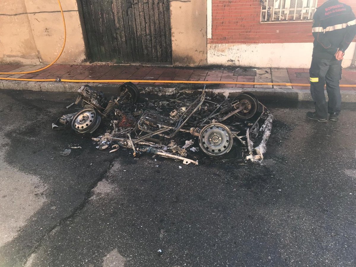 El fuego calcina un 'buggy' en el Barrio España de Valladolid