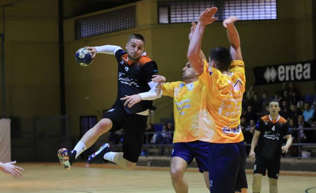 El BM Salamanca toca la salvación con su triunfo ante el Iplacea madrileño (24-16)