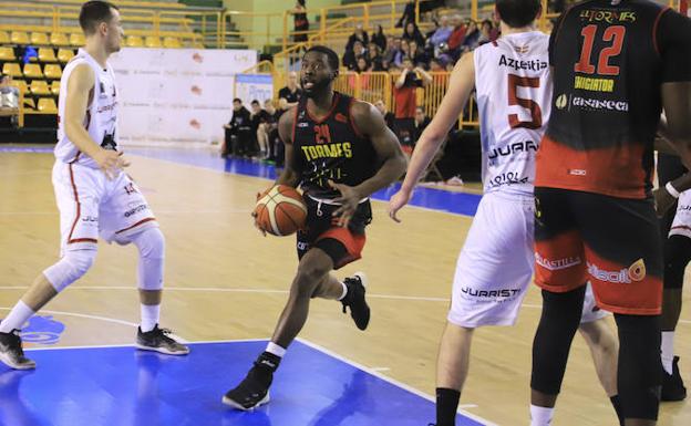 La Antigua CB Tormes sigue sin dar la talla fuera y cae ante un festival de triples del Vic (98-78)