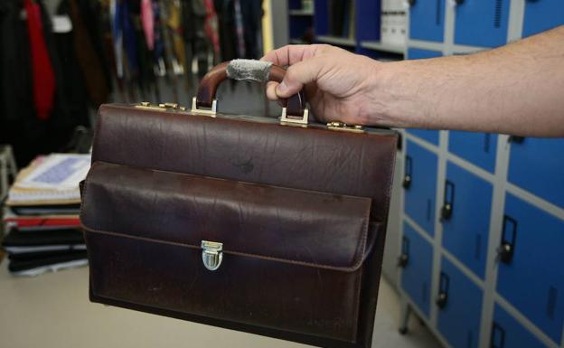 La Oficina de Objetos Perdidos tramita la devolución de 8.000 euros a un conductor de autobús que los encontró en la calle