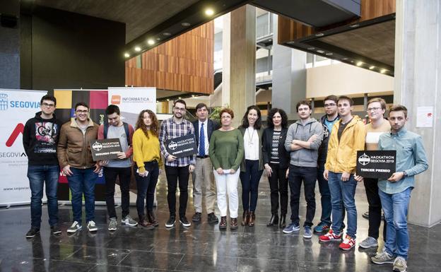 Una 'app' que simplifica el uso del móvil para los mayores gana el Hackerfest