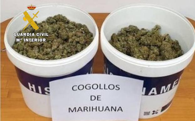 Le paran por usar el móvil en la carretera y hallan 2,5 kilos de marihuana en su furgoneta