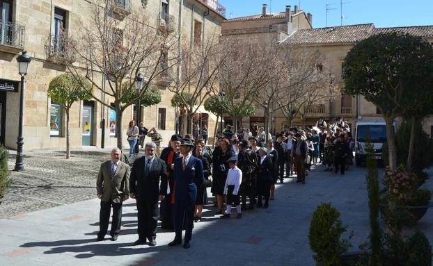 IU de Ciudad Rodrigo critica al alcalde, su socio, por participar en la recreación del 44