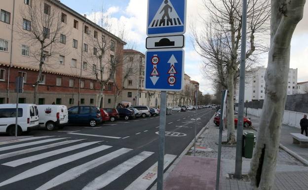 Un coche atropella a una mujer en un paso de peatones de la avenida de la Constitución