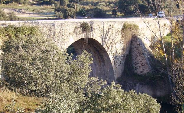 El tráfico por el puente de Bernardos queda cortado hasta mediados de abril para reparar el pavimento