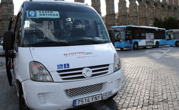 Los vecinos del recinto amurallado piden adelantar el bus del casco histórico a las 7:30 horas