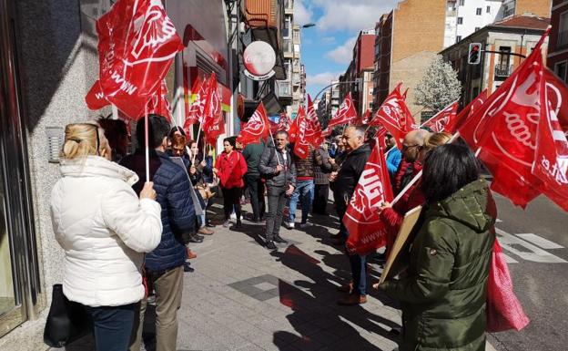 La Junta de accionistas de DIA apoya el rescate de la cadena con la expectación de los empleados