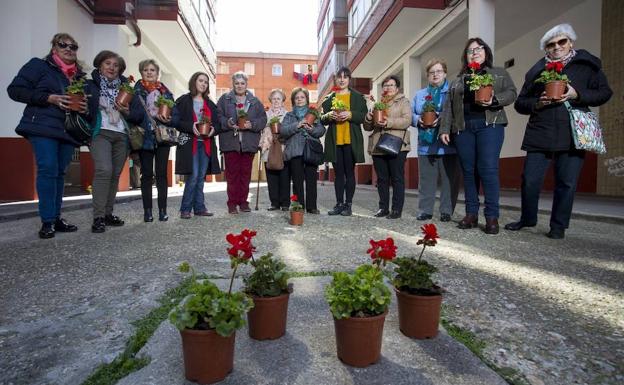Vecinas de Vadillos reconstruyen con fotos y recuerdos la historia de la calle Silió