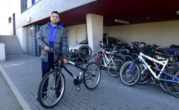 Recupera la bici que le robaron en el Barrio España hace cuatro años