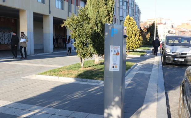 Tres jóvenes agreden a un controlador de la ORA en Valladolid que les impuso una sanción tras superar el tiempo