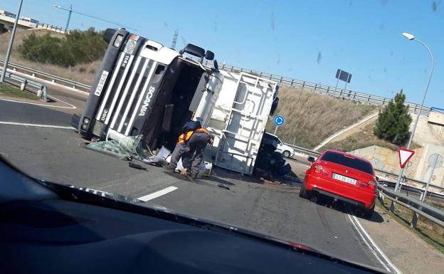 Vuelca un camión en la rotonda de Aldeatejada