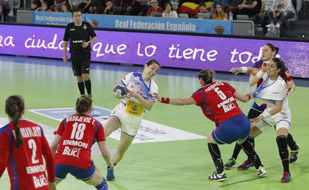 España sobrevive al colmillo serbio