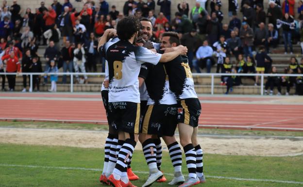 Unionistas se come a otro líder en Las Pistas y acaricia la salvación (3-1)