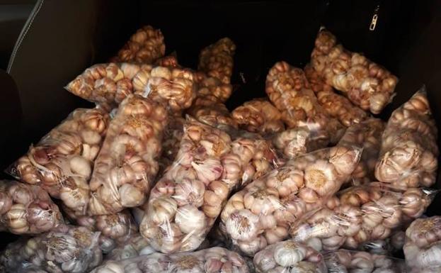 La Policía Local decomisa 250 kilos de ajos, ocho lomos y tres sobres de embutido en el rastro de La Aldehuela