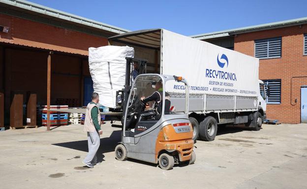 El camión traslada a la prisión los productos informáticos para el taller de reciclaje./MANUEL LAYA