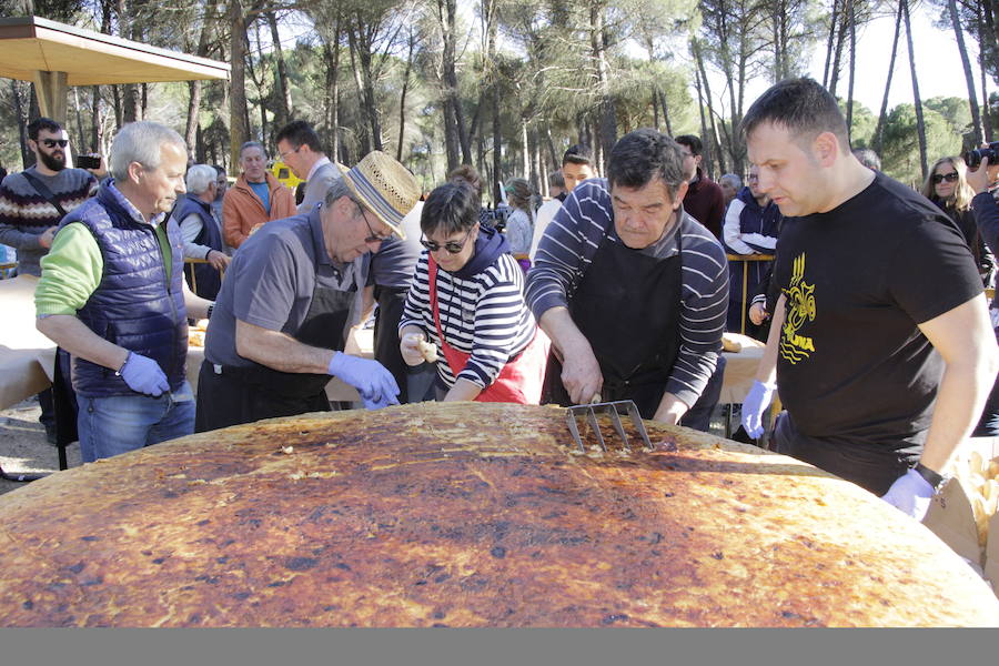 El buen tiempo en Valladolid empuja a Laguna a hacer la mayor tortilla de patata en el Día de la Vieja