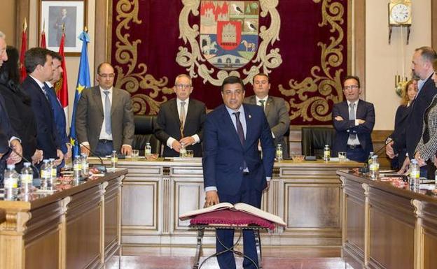 Carlos García desbanca a Sánchez Cabrera como presidente de la Diputación de Ávila