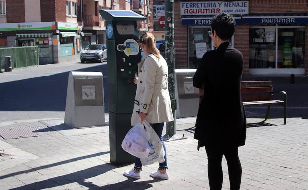 Cuéllar sustituye las obsoletas máquinas de la zona de estacionamiento controlado