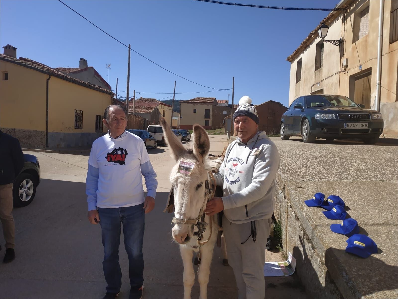 El alcalde de Torrubia (Soria) viaja a Calatayud con una burra para asistir a la Revuelta de la España Vaciada