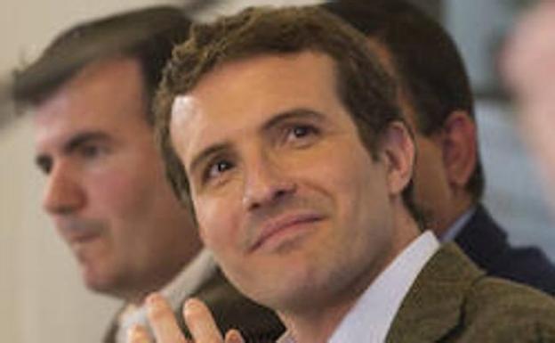 Casado se compromete a 'pelear' por la mejora del ferrocarril entre Ávila y Madrid