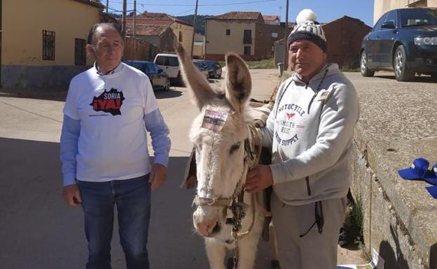 El alcalde de Torrubia y la burra Margarita inician su peculiar protesta por la España Vaciada