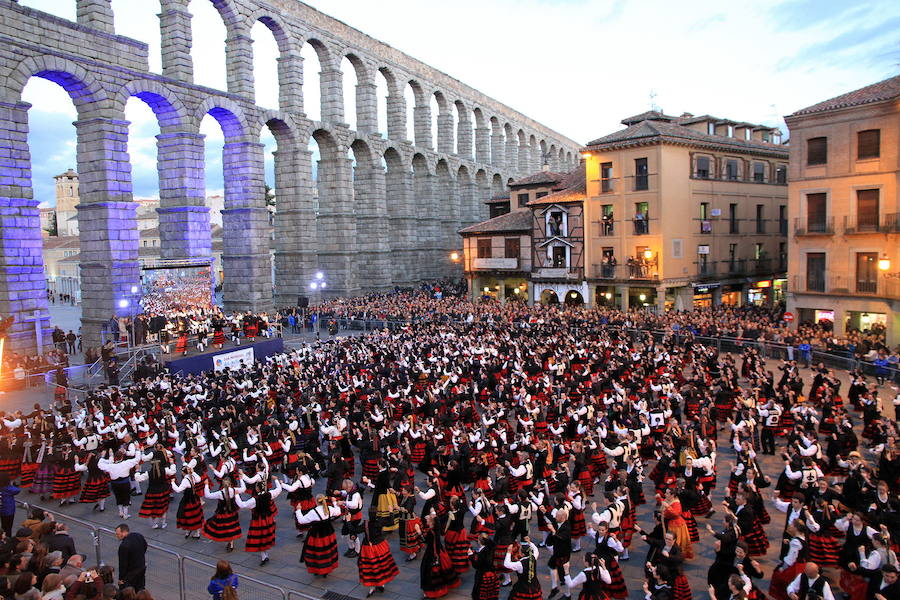 Valdepeñas quiere arrebatarle a Seovia el récord Guinnes de gente bailando la jota