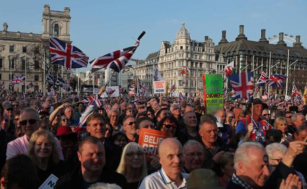 Miles de partidarios del 'brexit' protestan frente al Parlamento británico