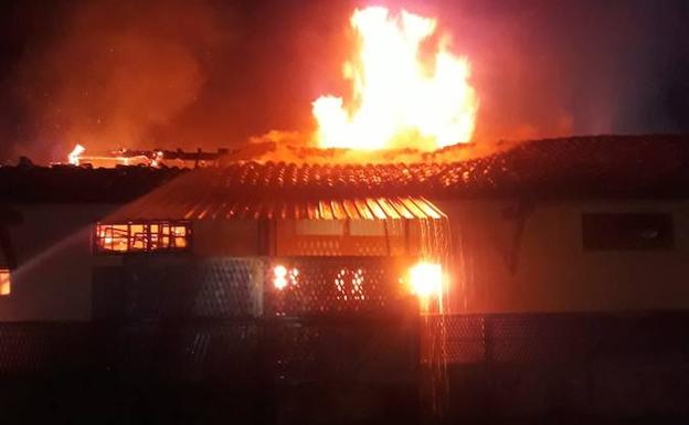 Un incendio calcina un albergue de peregrinos en Frómista