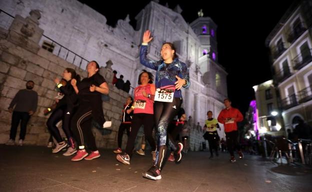 Más de 2.600 atletas recorren los monumentos (iluminados) de Valladolid en plena 'Hora del planeta'