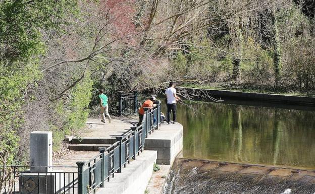 Los pescadores deben devolver las truchas al río en el tramo urbano del Eresma