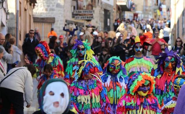Piedralaves se convierte por un día en la capital de las máscaras